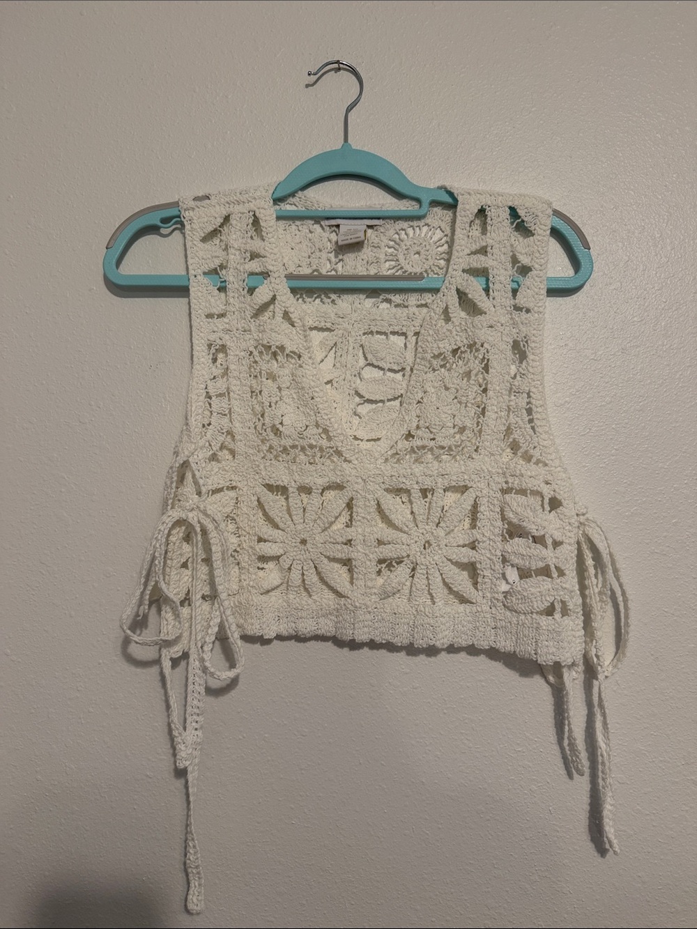 House of Harlow 1960 Ivory Crochet Tie-Side Crop Vest